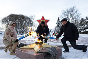 В Тихвине зажгли новый Вечный огонь от пламени с Мамаева кургана            