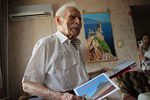 В Керчи поздравили ветерана Великой Отечественной войны со 105-летием В Керчи поздравили ветерана Великой Отечественной войны со 105-летием