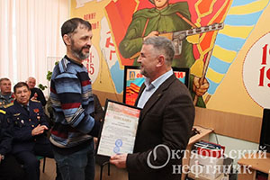В Октябрьском наградили ветеранов боевых действий    