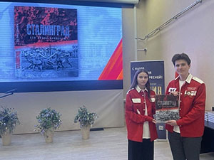Волгоградским школьникам передали партию книг «Сталинград. Без срока давности» Волгоградским школьникам передали партию книг «Сталинград. Без срока давности»