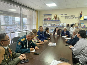 Лидеры «Бессмертного полка» встретились с ветеранами Якутии Лидеры «Бессмертного полка» встретились с ветеранами Якутии
