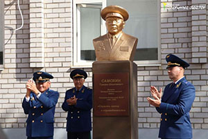 В Калмыкии открыли памятник прокурору-фронтовику Тавшке Самохину В Калмыкии открыли памятник прокурору-фронтовику Тавшке Самохину