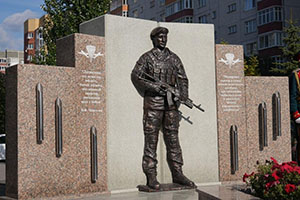 В Тюмени открыли мемориал в честь погибших десантников       В Тюмени открыли мемориал в честь погибших десантников