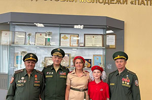 Юнармейцы Кайбицкого района и ветераны ГСВГ поздравили генерал-майора Бородина с 75-летием         Юнармейцы Кайбицкого района и ветераны ГСВГ поздравили генерал-майора Бородина с 75-летием