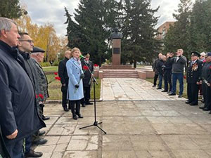 К бюсту Виктора Макеева возложили цветы в честь 100-летнего юбилея К бюсту Виктора Макеева возложили цветы в честь 100-летнего юбилея