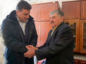 Ветерана ВОВ из поселка Спутник поздравили с наступающим Новым годом Ветерана ВОВ из поселка Спутник поздравили с наступающим Новым годом