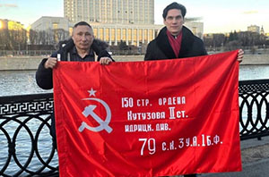 Копию Знамени Победы доставили в Анадырь для участия в Арктической эстафете Копию Знамени Победы доставили в Анадырь для участия в Арктической эстафете