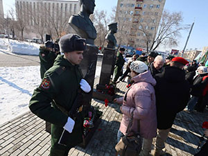 В Оренбурге почтили память героев-десантников В Оренбурге почтили память героев-десантников