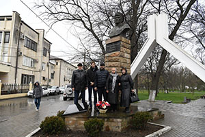 Память моряка-подводника Магомета Гаджиева почтили в Махачкале Память моряка-подводника Магомета Гаджиева почтили в Махачкале