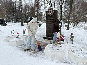 В Новочебоксарске школьники привели в порядок обелиск в честь ветеранов                    