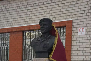 В Долгодеревенском торжественно открыли бюст Героя России Андрея Мосина