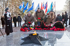 Возложение цветов к Вечному огню прошло в Великих Луках           