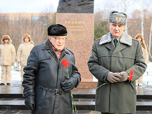 Жители Королева возложили цветы к памятной доске конструктору Грабину        Жители Королева возложили цветы к памятной доске конструктору Грабину