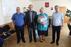 В Лабытнанги полицейские и общественники поздравили с Днем семьи, любви и верности семью ветерана МВД В Лабытнанги полицейские и общественники поздравили с Днем семьи, любви и верности семью ветерана МВД