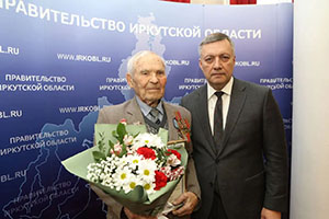 100-летний ветеран из Иркутска получил приглашение на Парад Победы         100-летний ветеран из Иркутска получил приглашение на Парад Победы