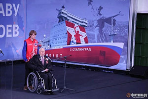 Ветеран заложил капсулу с землей из Волгограда в корпус ледокола «Сталинград» в Санкт-Петербурге        