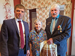 100-летнего ветерана поздравили с годовщиной освобождения Печорского района