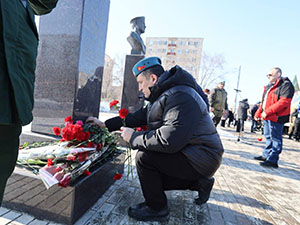 В Оренбурге почтили память героев-десантников