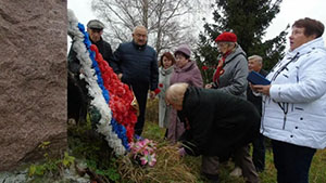 Ветераны из Можайска возложили цветы к памятнику бойцам ВОВ под Смоленском    