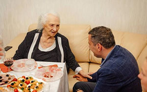 Александр Хинштейн поздравил со 100-летием ветерана, расписавшуюся на стене Рейхстага        