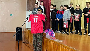 Черноярские ветераны подарили школьникам спортивную форму   