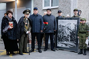 Ветерану Великой Отечественной войны Дмитрию Суворову передали в Екатеринбурге фрагмент картины «Минск 3 июля 1944 года»        
