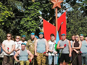 Сотрудники СК России по Тамбовской области почтили память героев ВДВ и поздравили ветеранов         