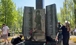 В Балаково открыли обновленный мемориал воинам-землякам                            