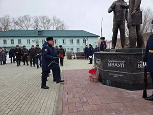 В день 86-летия СВВАУЛ у памятника «Учимся покорять небо» прошел торжественный митинг       