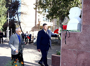 В Астрахани возложили цветы к бюсту героя Российской Федерации Германа Угрюмова      