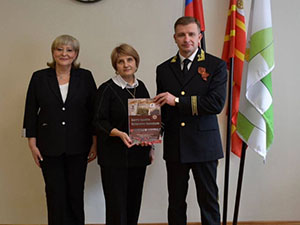 Смоленский районный суд передал библиотечной системе "Книгу памяти" о судьях-фронтовиках          