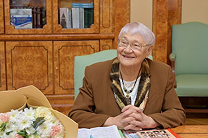 Ростислав Гольдштейн поблагодарил Людмилу Жукову за активную общественную работу и большой вклад в развитие ветеранского движения