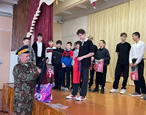 Черноярские ветераны подарили школьникам спортивную форму   