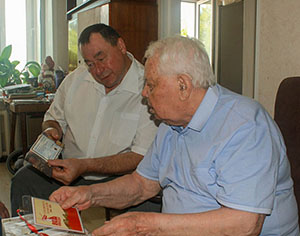 Ветеран Великой Отечественной Геннадий Пенкин передал памятные реликвии в Музей воинской славы