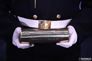 Ветеран заложил капсулу с землей из Волгограда в корпус ледокола «Сталинград» в Санкт-Петербурге        