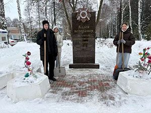 В Новочебоксарске школьники привели в порядок обелиск в честь ветеранов                    