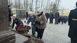 В Гатчине состоялась церемония возложения цветов к стеле «Город воинской славы»          